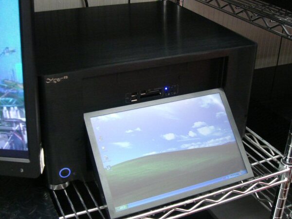 ASCII.jp：究極の省スペース!? 12.1ワイド液晶モニタ一体型PCケースが