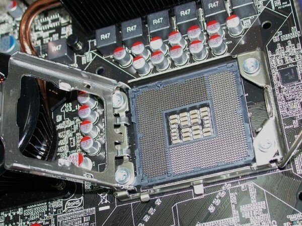 ASCII.jp：「Core i7」用!? LGA 1366対応のFoxconn製マザーの展示開始