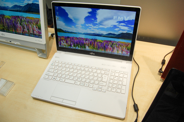 ASCII.jp：デザイン強化の「LIFEBOOK AH77/U」 - プレミア感を増した