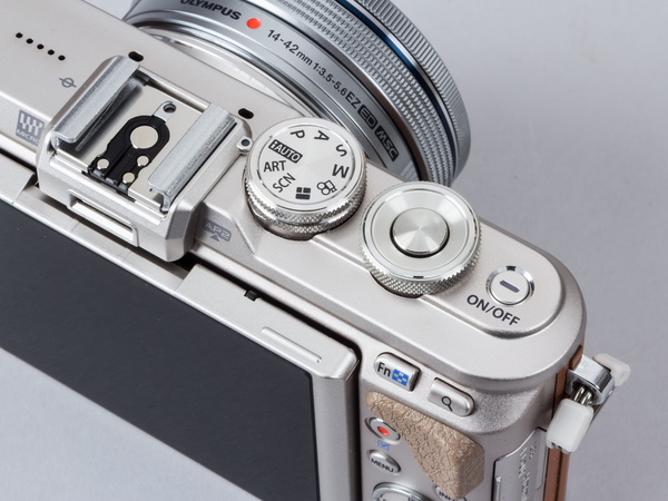 ASCII.jp：オシャレな見た目と多彩な機能！ オリンパス「PEN E-PL8」を