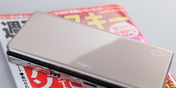 ASCII.jp：本当にポケットに入る？ 富士通の新LOOX Uをテスト (1/3)