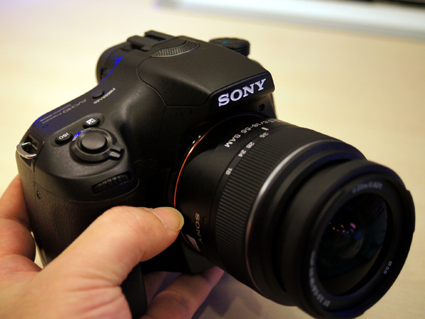 ASCII.jp：ソニー「α57」登場！ 上位機種をベースにした多機能一眼レフ