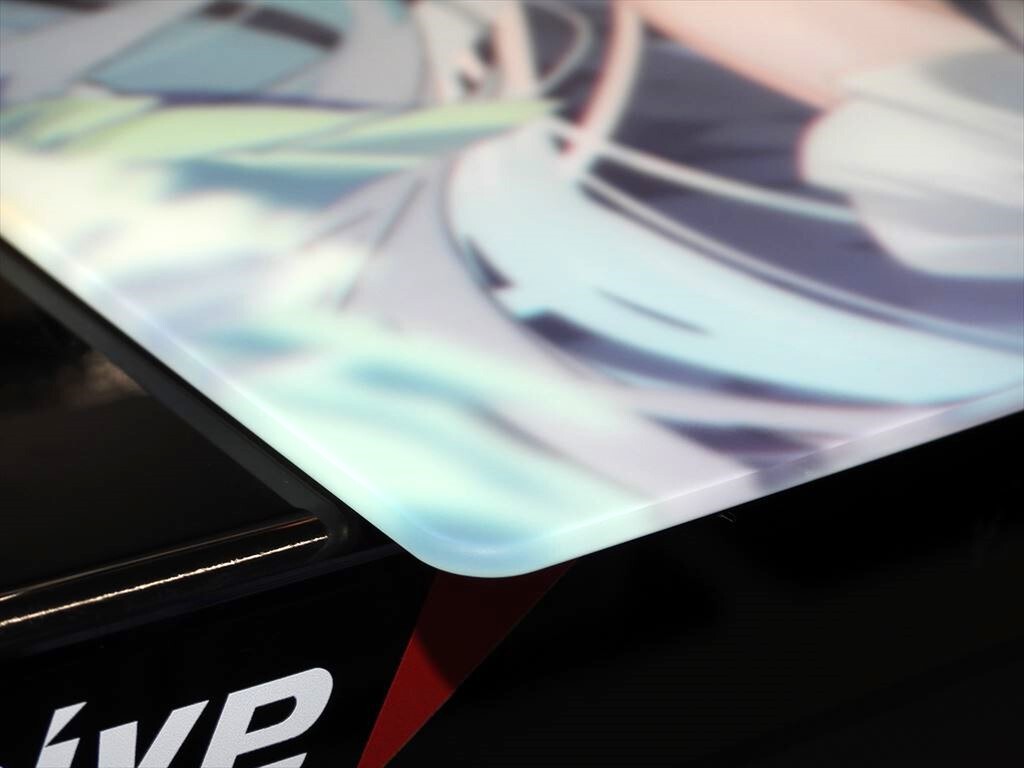 即完売となった初音ミクデザインのガラス製マウスパッドをアークで展示