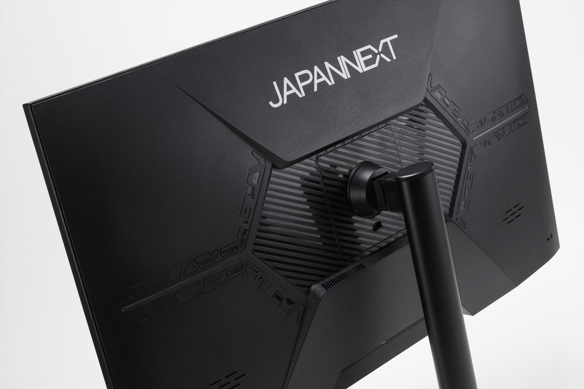 最大90WのUSB Type-C給電にKVM、昇降式スタンドも備える31.5型4K液晶が