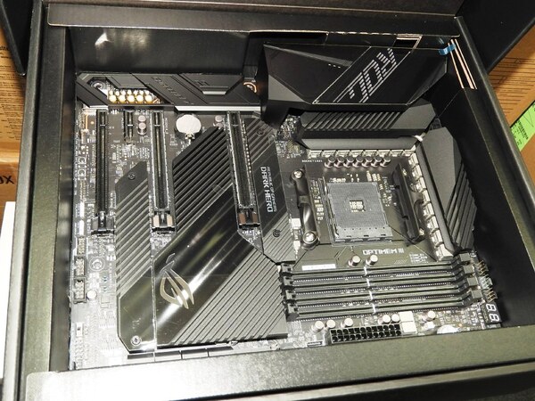 ASCII.jp：Ryzen向けのハイエンドマザー「ROG Crosshair VIII Dark