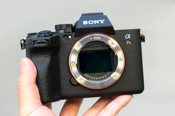 ソニー「α7R V」撮影映像をスマホ転送中に新たな撮影可能に。「FX3