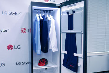 衣類ケアのLGスタイラー、なんとハンディスチーマーも一体の新世代機
