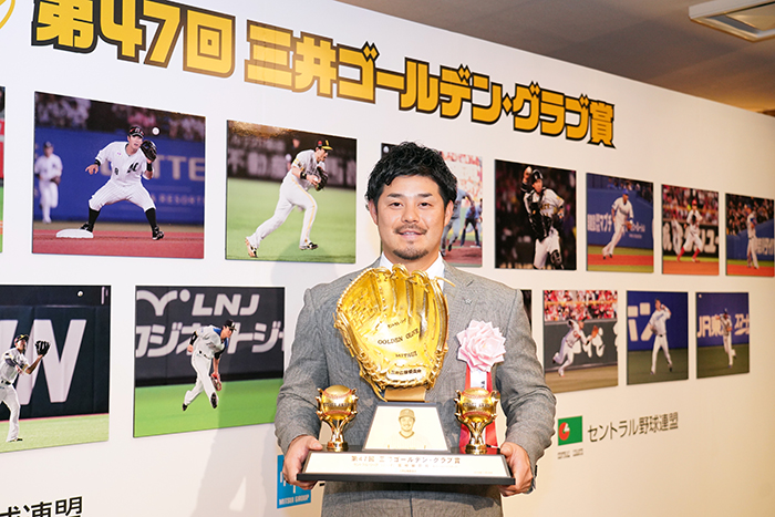 J.ロペス選手・宮﨑敏郎選手が三井ゴールデン・グラブ賞を受賞