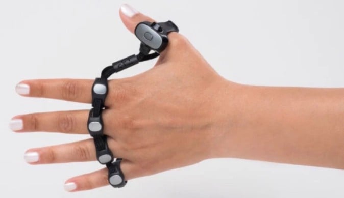 VRでの文字入力に対応 指につける“キーボード”「Tap Strap」 - Mogura