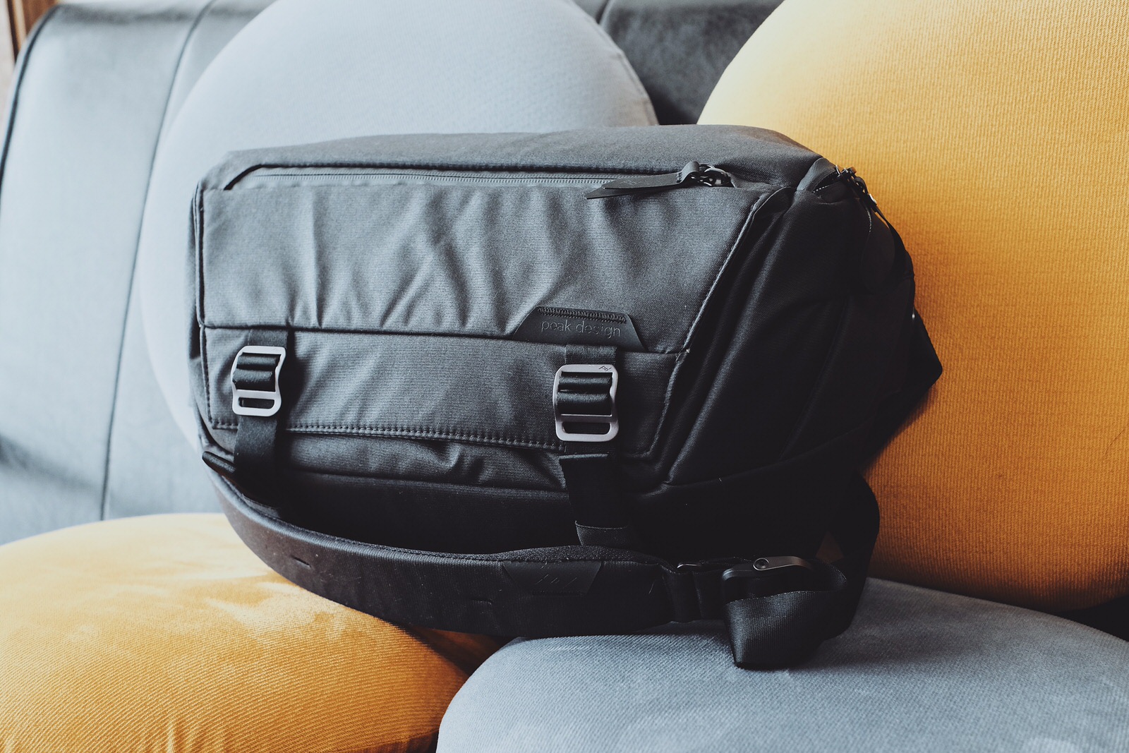 iPadもカメラも入れるならPeak Design Everyday Sling 10L