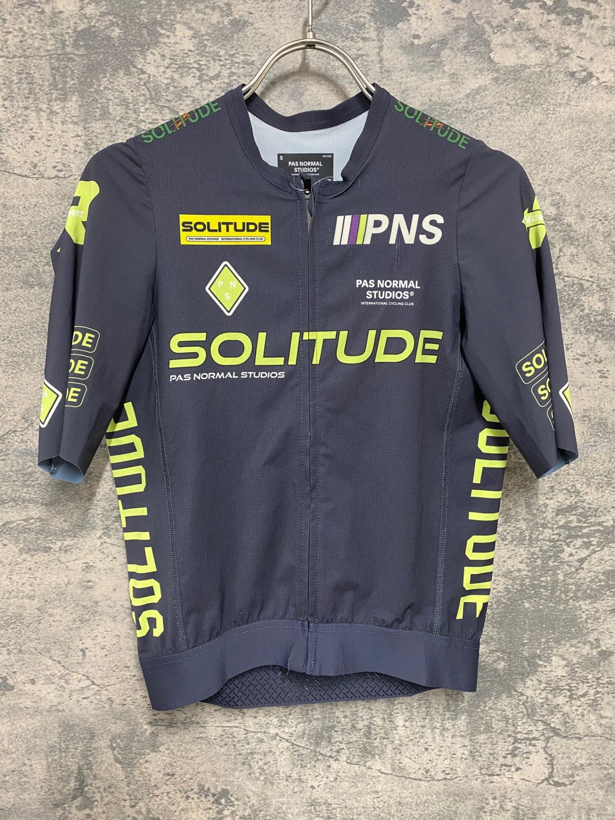 JY488 パスノーマルスタジオ PAS NORMAL STUDIOS Solitude Logo Jersey