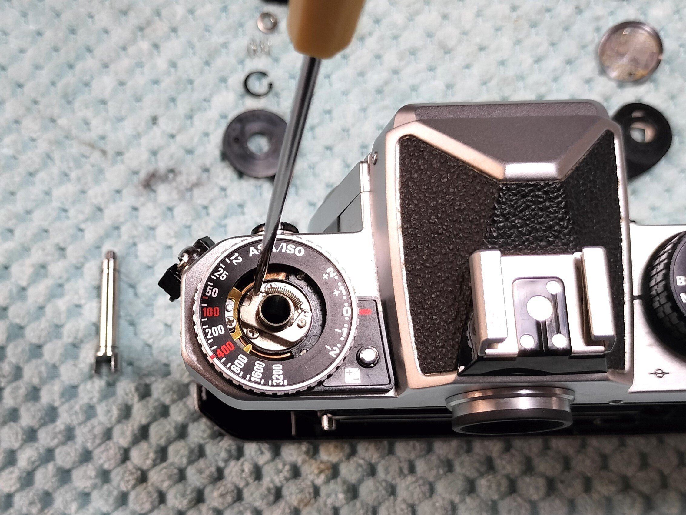 Nikon FE2の分解｜フィルムカメラ修理のアクアカメラ