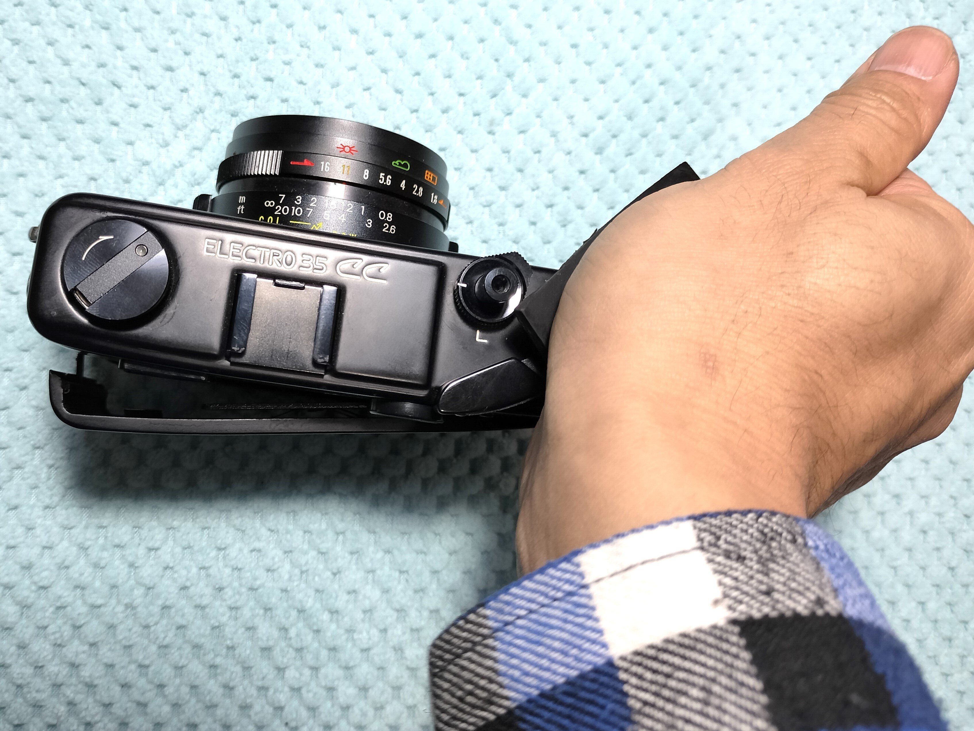 ヤシカエレクトロ35CCの分解｜フィルムカメラ修理のアクアカメラ