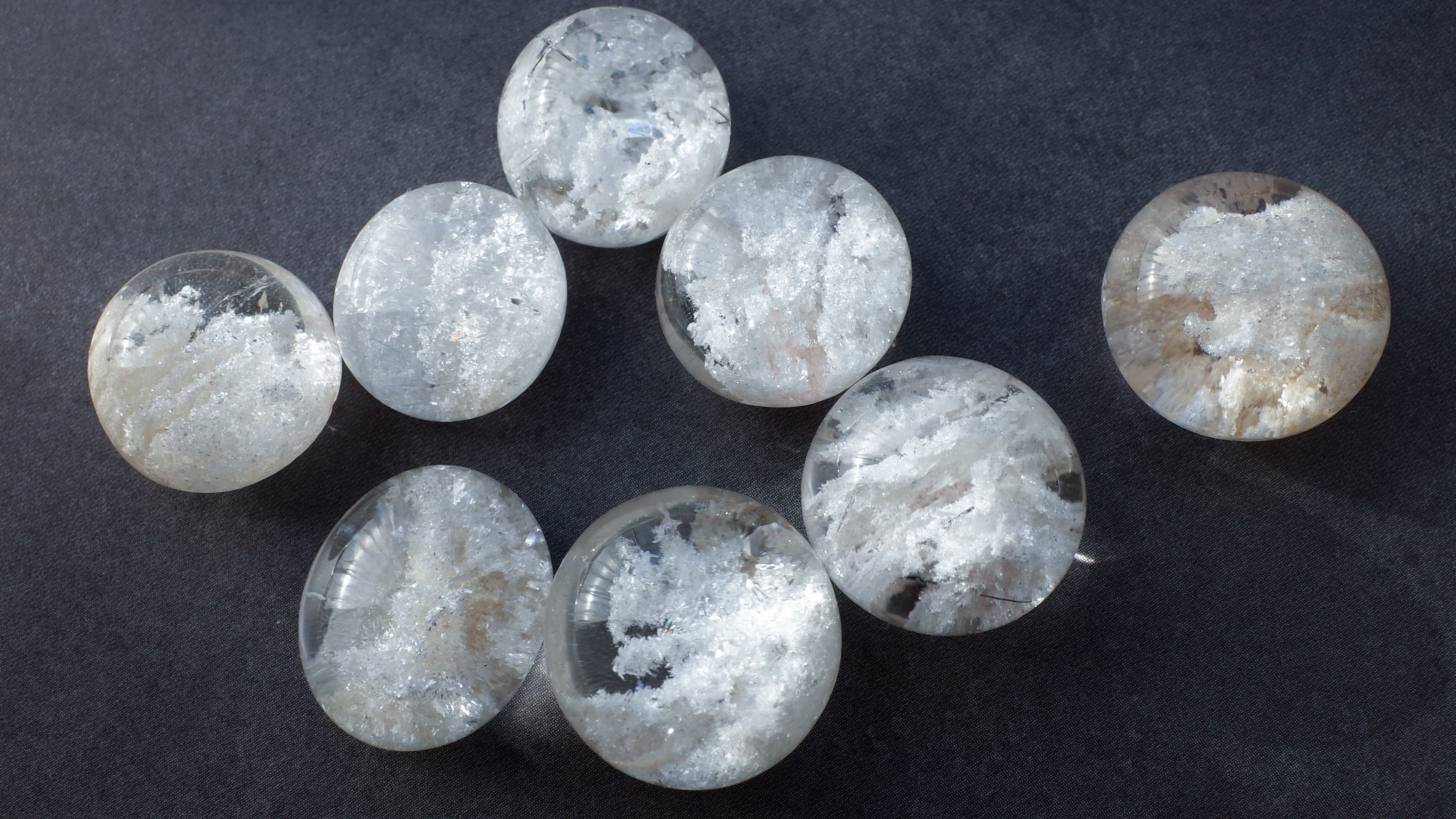 ホワイトガーデンクォーツとは？ 雪のような天然石の魅力｜MOEMI SUGIMURA