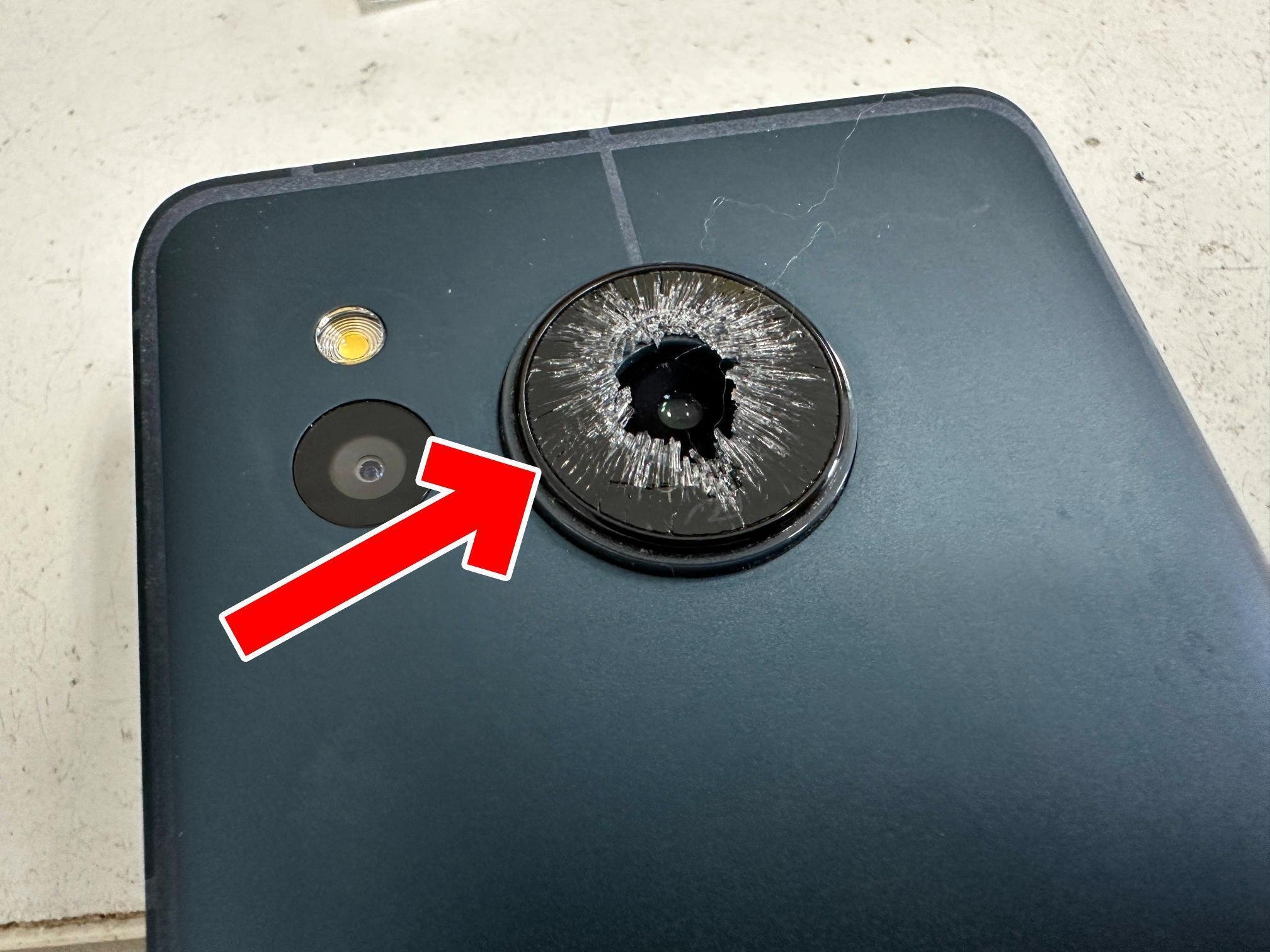 AQUOS sense7のカメラレンズ修理で空いた穴も元通り！放置するとピント