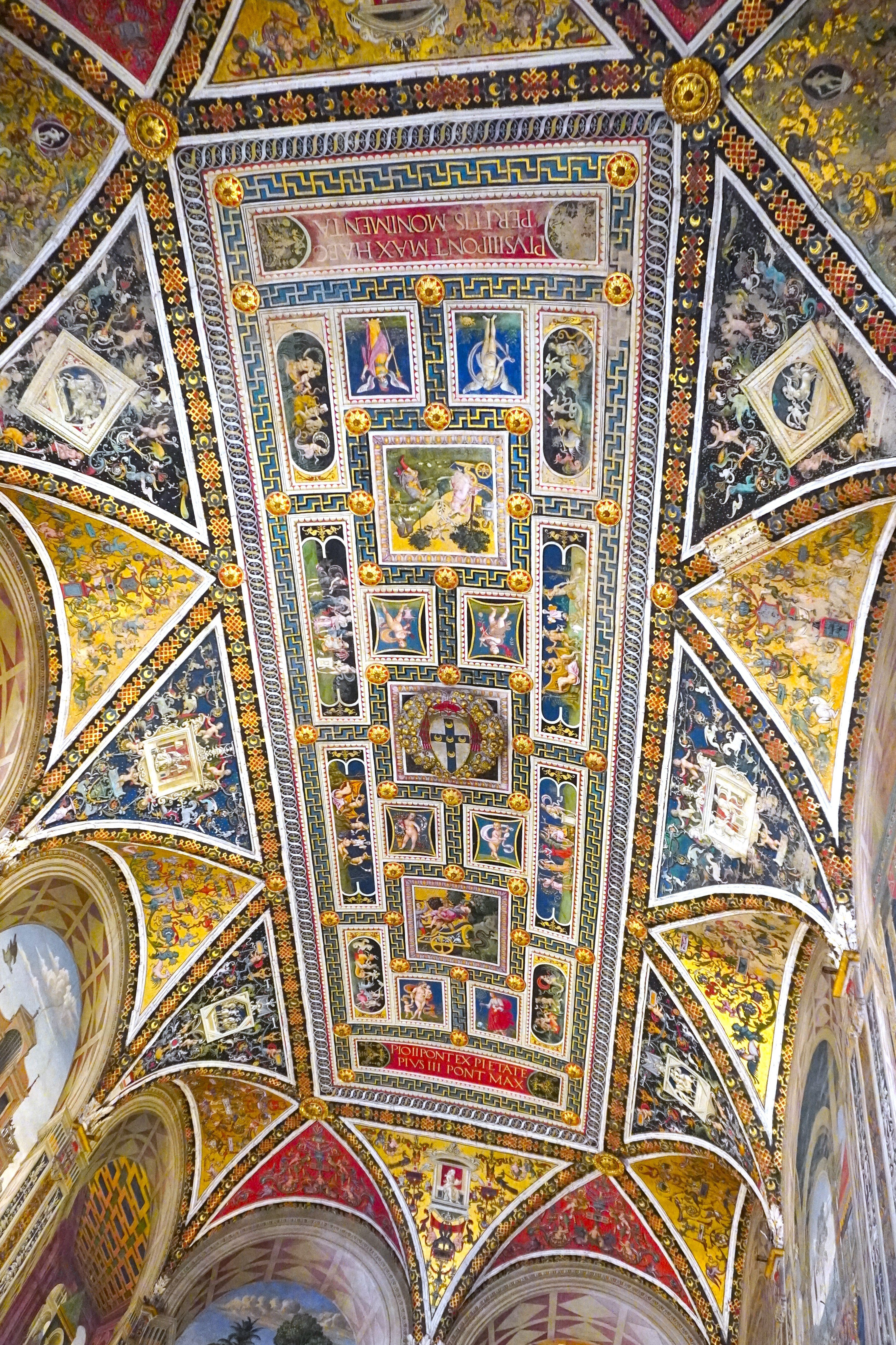 圧巻！シエナ大聖堂内・ピッコローミニ図書館のフレスコ画と煌びやかな