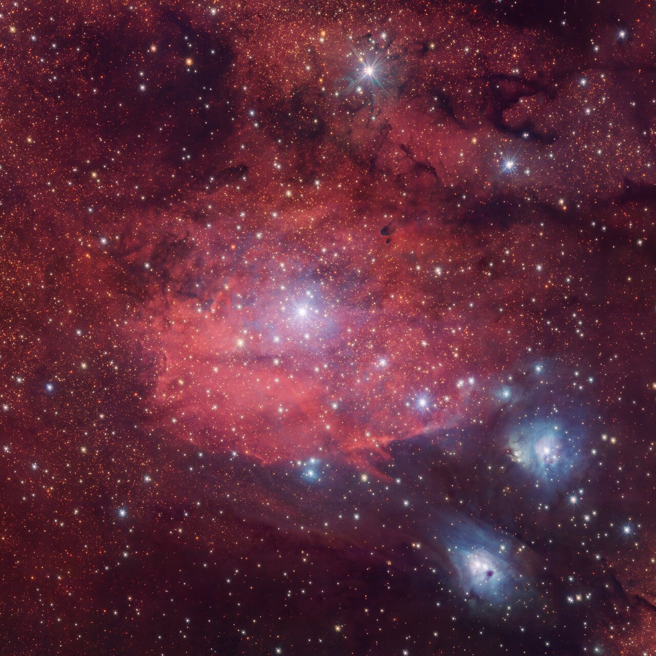赤い輝線星雲「IC 1284」と2つの青い反射星雲「NGC 6589」「NGC 6590
