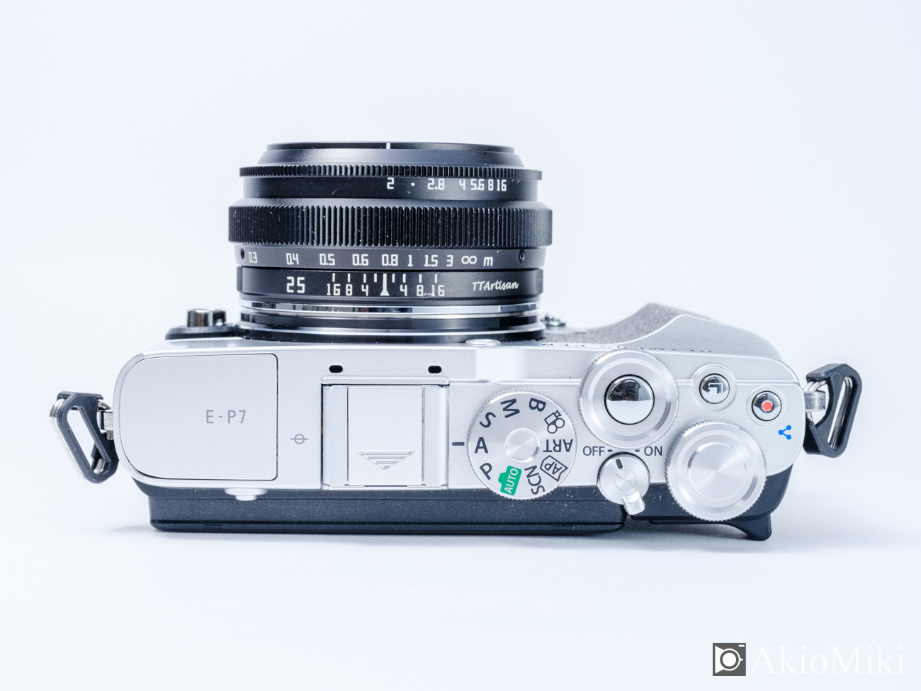 操作をスマホ感覚でできるおしゃれカメラ「OLYMPUS PEN E-P7」を