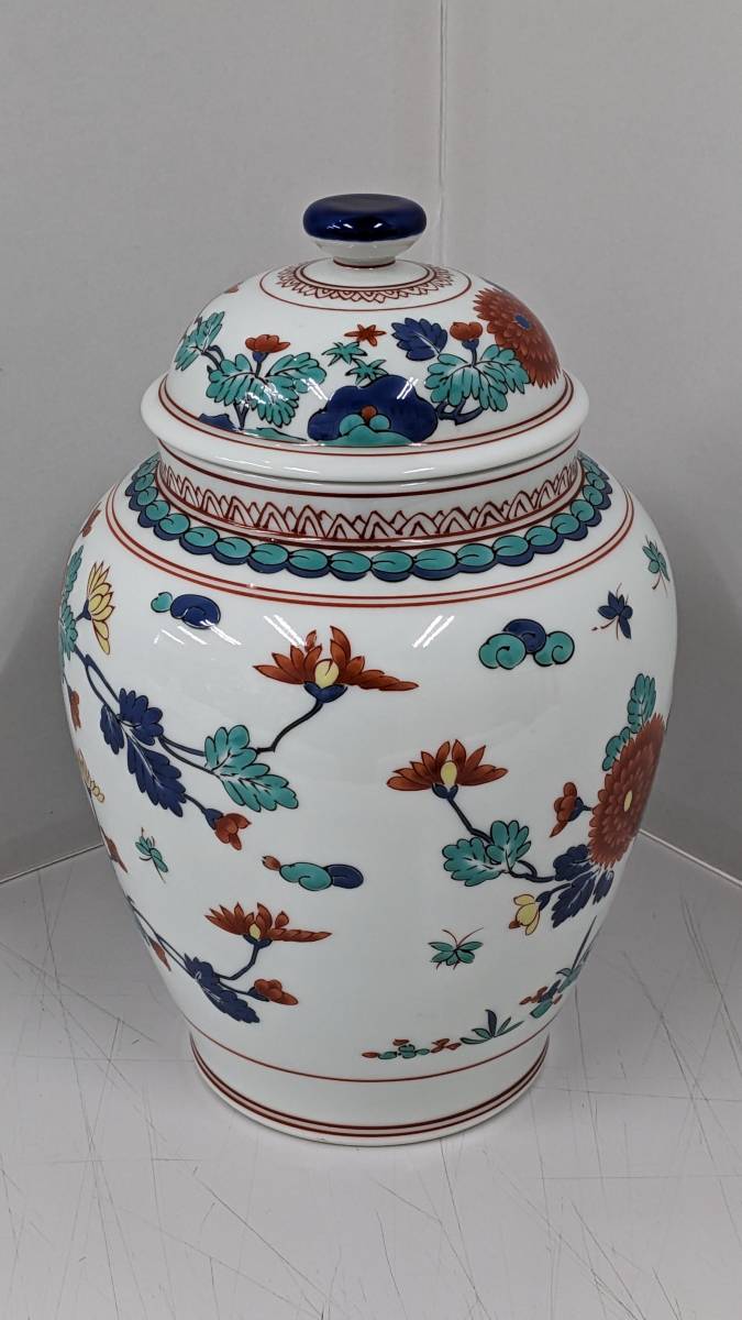 柿右衞門岩菊文蓋付壺