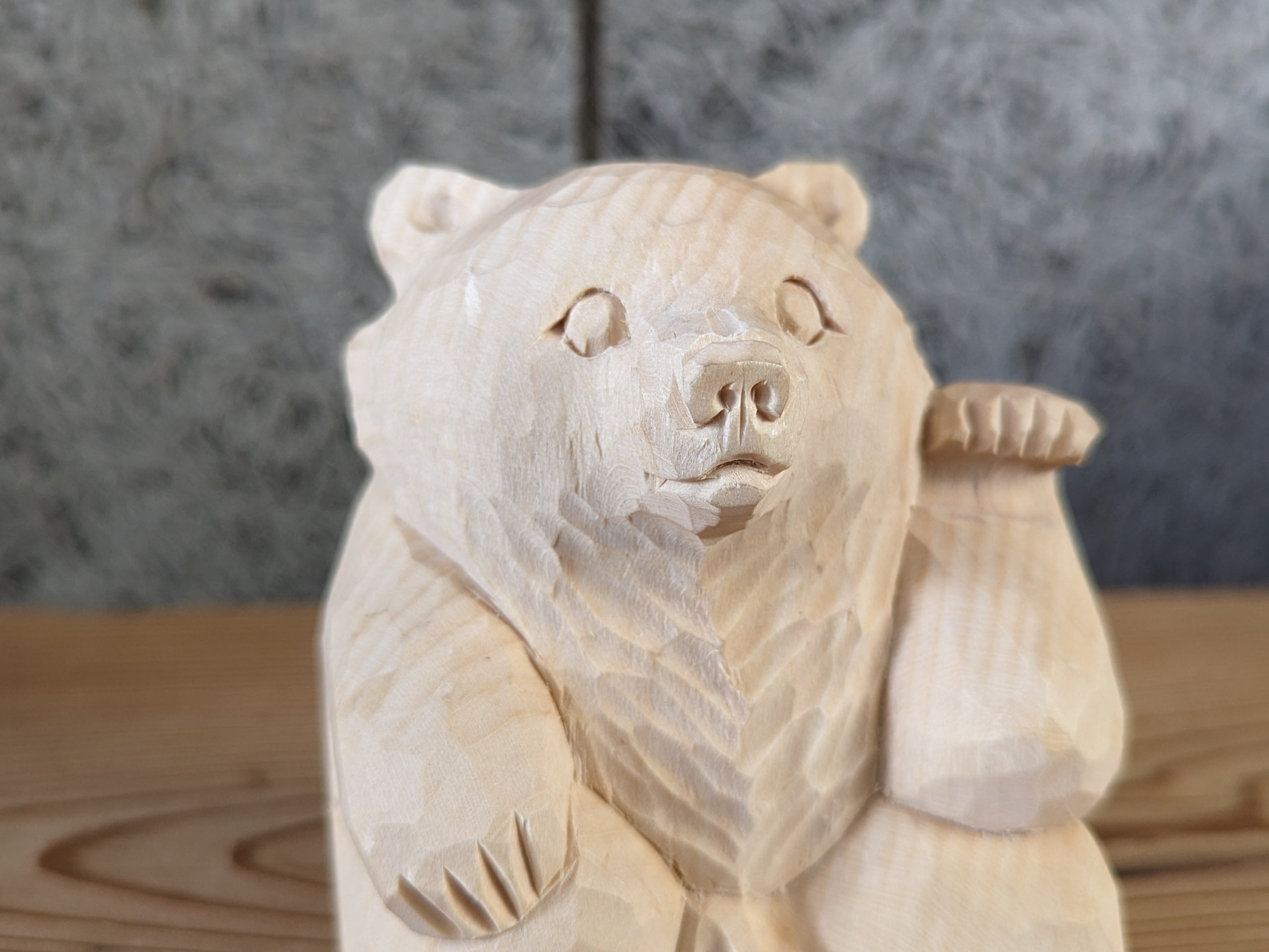 利(とし)さん 招き熊 #1 | 木彫りの熊 | inoya | Basic Life Store