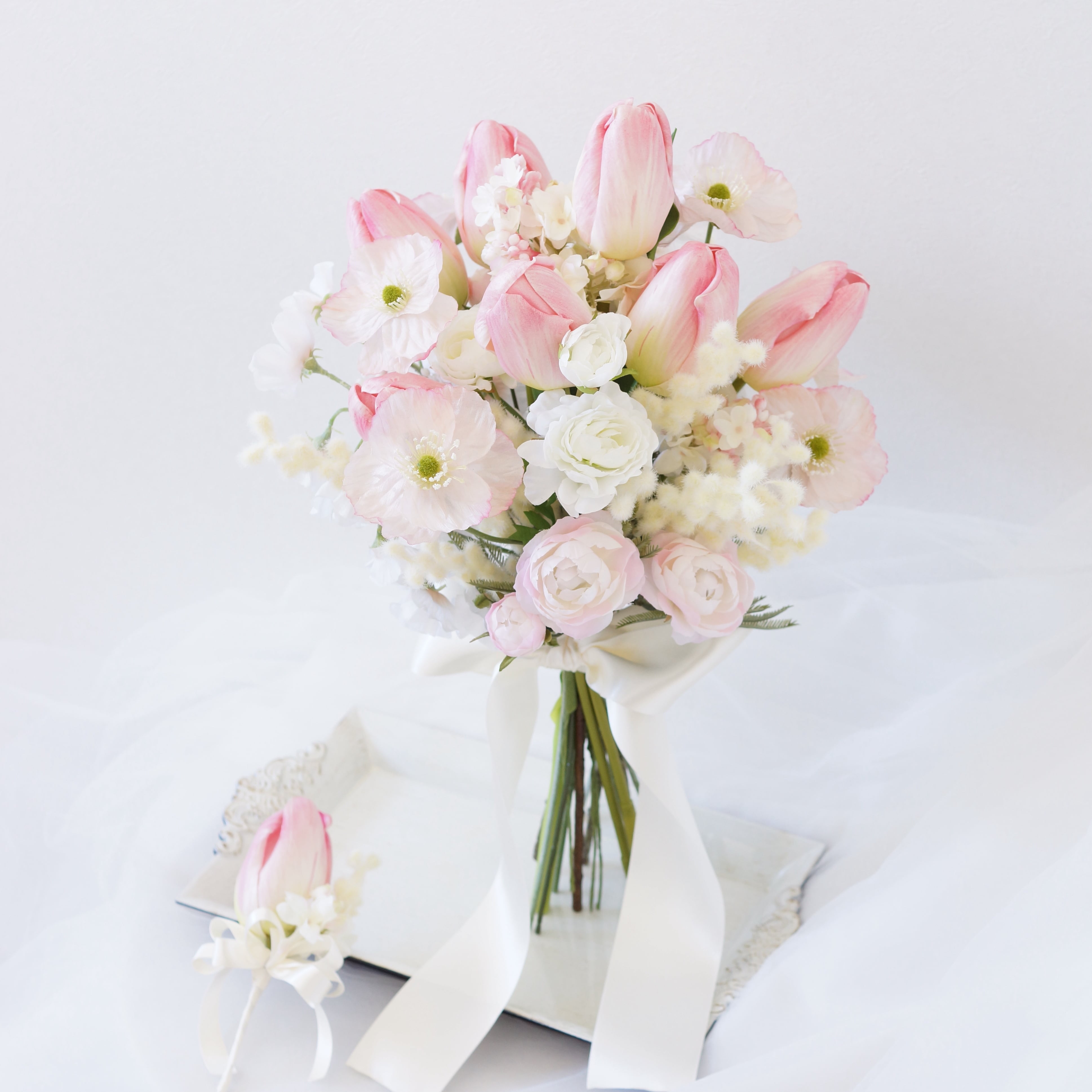 ピンクのチューリップとポピーのウェディングブーケ・ブートニアセット