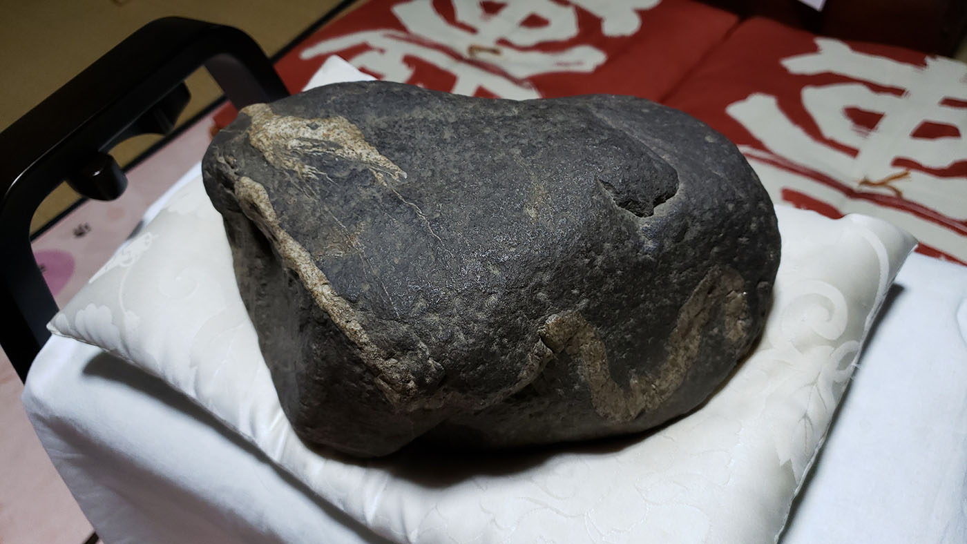 2匹のつがいの白蛇が石にからみあう奇石 玉三稲荷神社 | ホテルの布団部屋