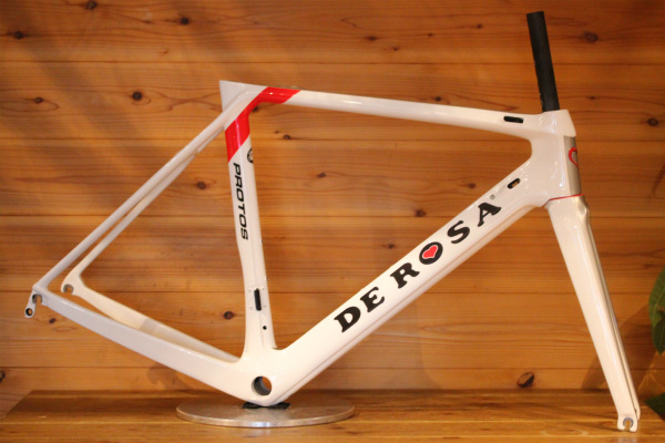2018年のDeRosa(デローザ)PROTOS(プロトス)はBBがネジ切りITA規格