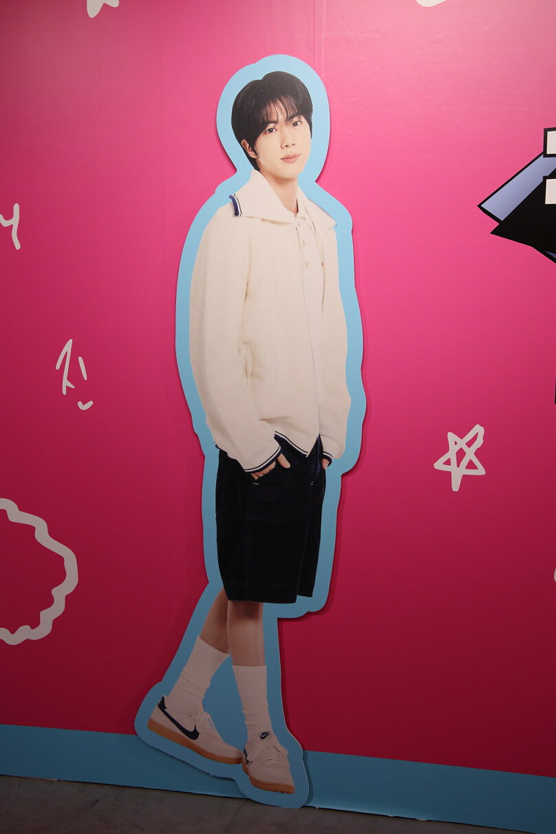 BTS JINのポップアップストアをレポート！ 等身大パネル、実寸“JIN