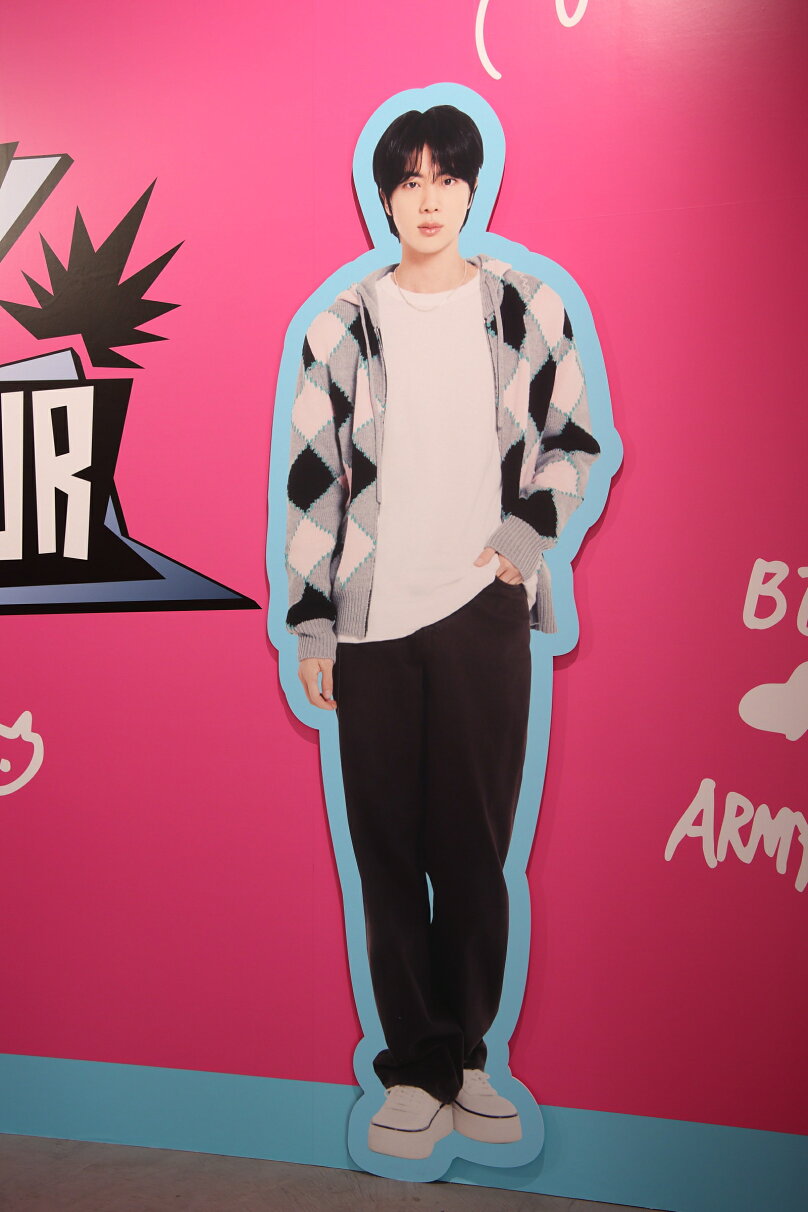 BTS JINのポップアップストアをレポート！ 等身大パネル、実寸“JIN