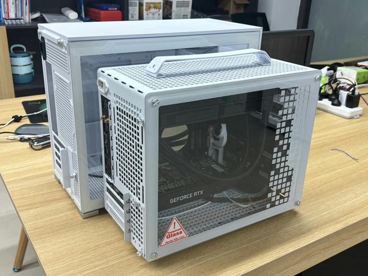 JONSBO、個性的なドットデザインになっているコンパクトサイズの