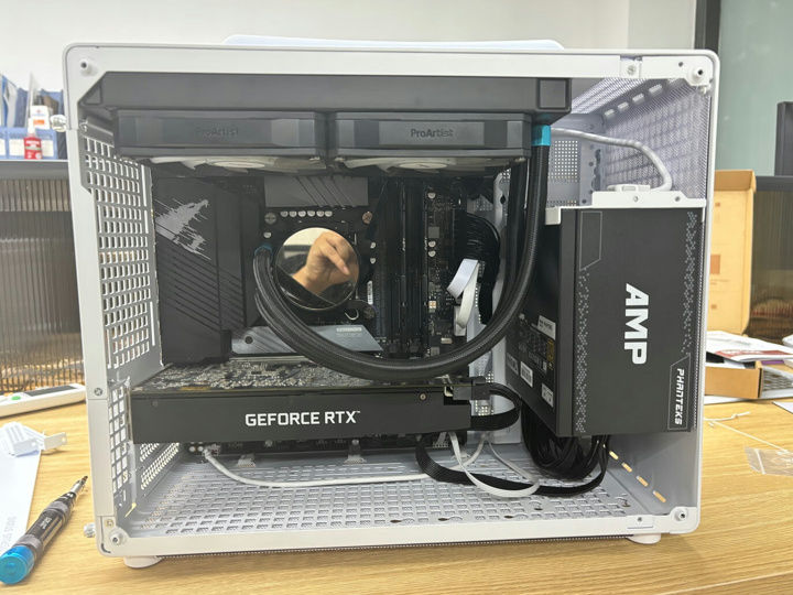 JONSBO、個性的なドットデザインになっているコンパクトサイズの