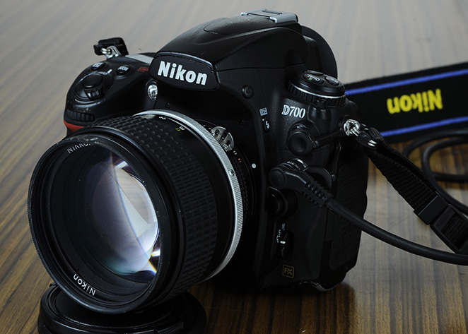 レンズの話題 36本目 【Ai-S Nikkor 85mm F1.4】 - コバルトブルーの灯台