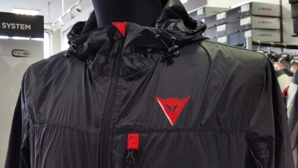 1枚あると便利なウインドブレーカー入荷しました♪