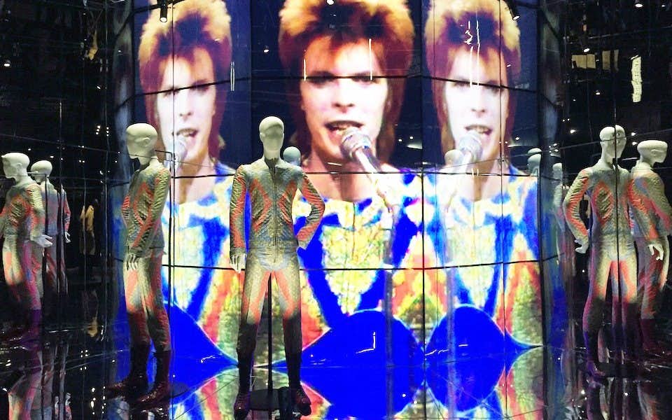 全世界で160万人動員、デヴィッド・ボウイ大回顧展が日本上陸｜美術手帖