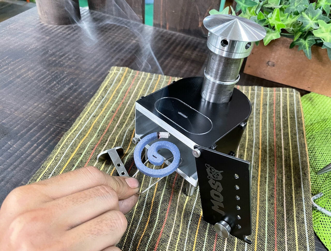 キャンプで使いたい蚊取り線香ホルダー「MOSQ」が登場！家置きでも