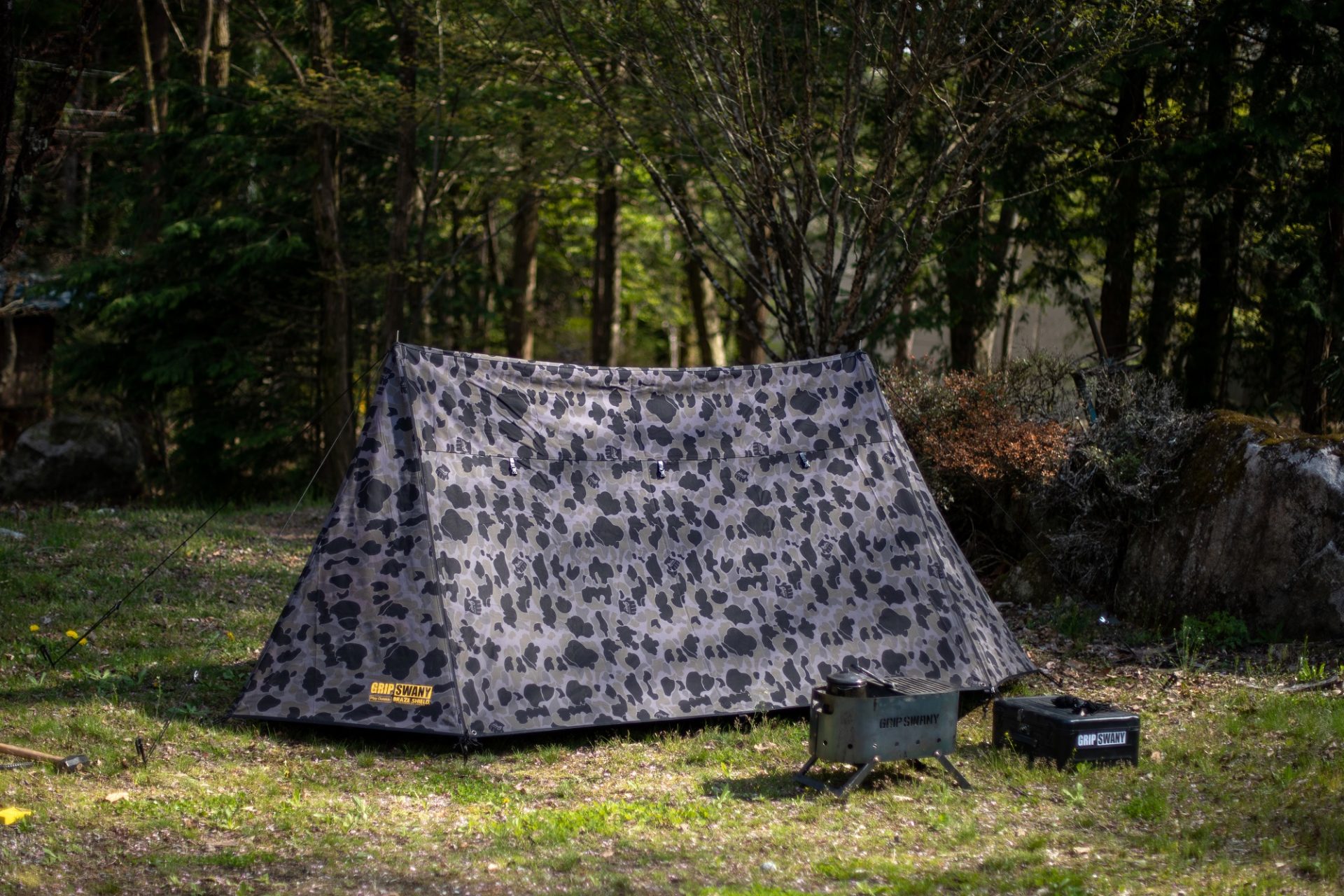 アトモス×グリップスワニー「ブラックカモコレクション」5アイテム登場