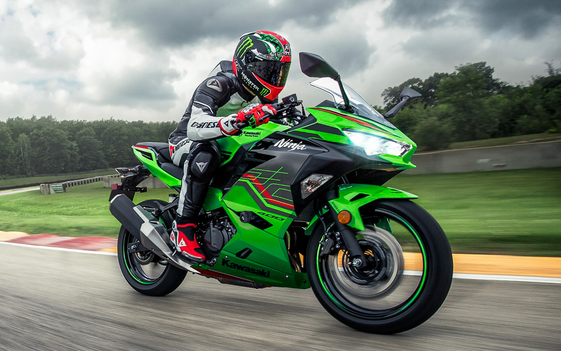カワサキ、新カラーリングになった「Ninja 400」シリーズと「Z400」の