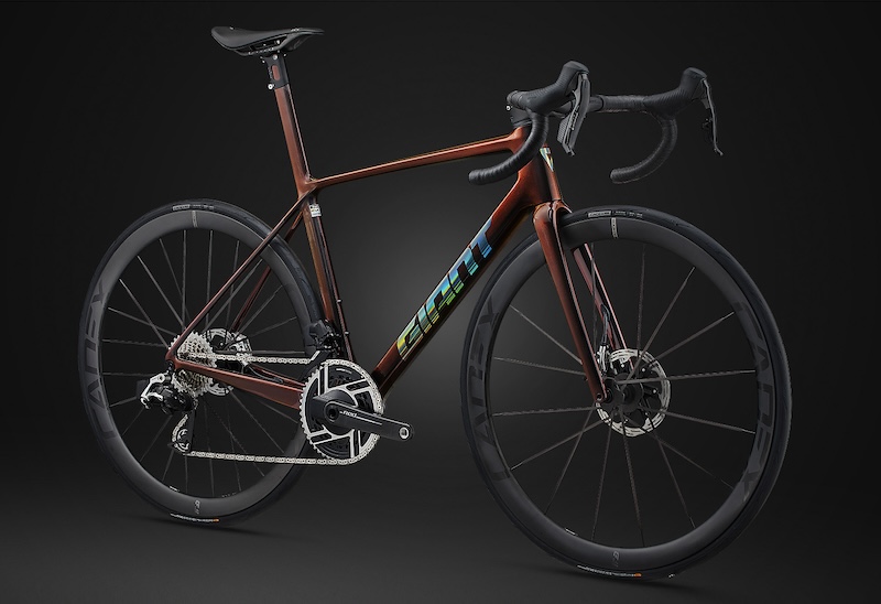 ジャイアント「TCR アドバンスド SL 0 レッド」新型スラム・レッドAXS