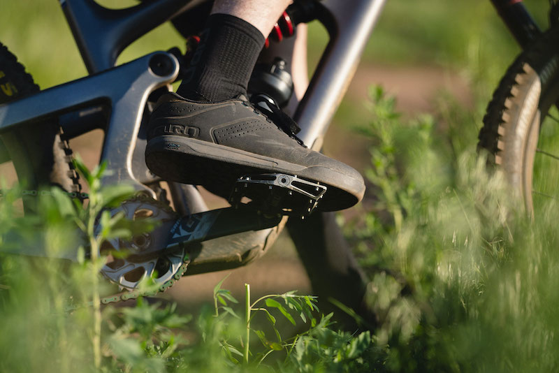 ジロのフラットペダル用シューズ「LATCH（ラッチ）」登場｜サイクル