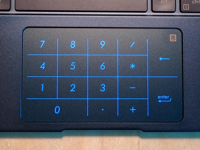 ASUSがPC新製品を展示、タッチパッドにテンキー搭載の「ZenBook 13／14