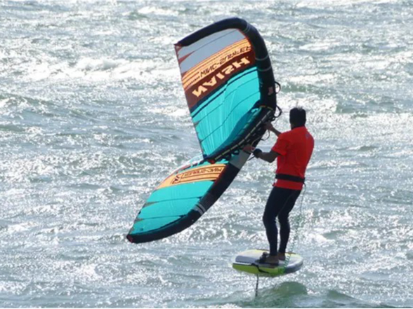 初心者にお薦め】琵琶湖で「ウイングFOIL」＼新感覚のマリンスポーツで