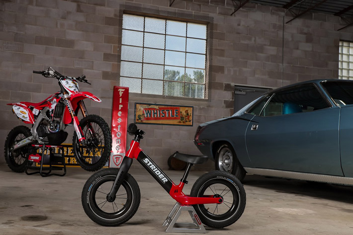 幼児向けランニングバイク「ストライダー」にフルカーボン製モデルが