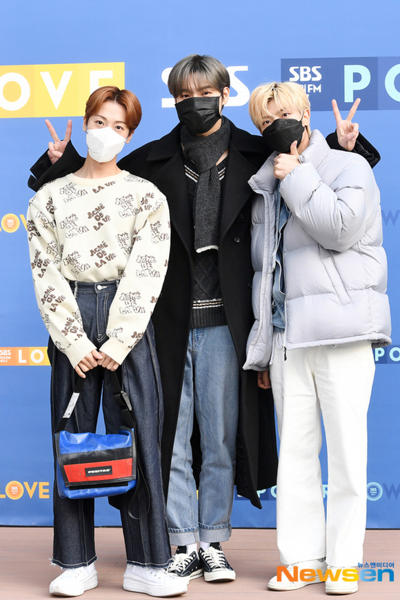 PHOTO】ONEWE ドンミョン＆ヨンフン＆カンヒョン、ラジオ出演のため