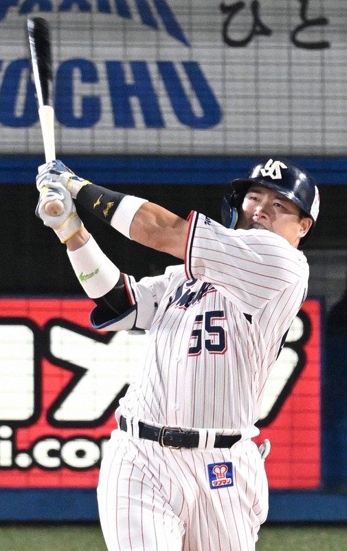 プロ野球 ヤクルト村上が56号本塁打 [写真特集1/18] | 毎日新聞