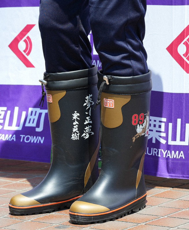 栗山英樹さん“ふるさと”凱旋 おなじみの「あの靴」も限定販売 | 毎日新聞
