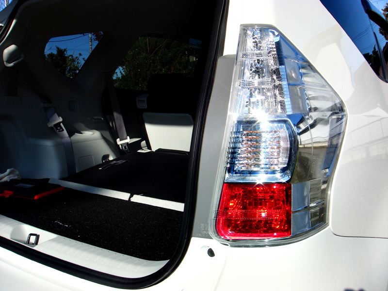 純正テールランプ 寒冷地仕様から標準仕様へ（トヨタ プリウスα・40系