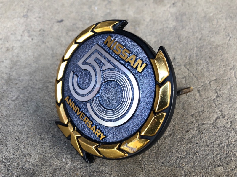 日産創立50周年記念バッジの取り付け（日産 スカイライン・R30）by