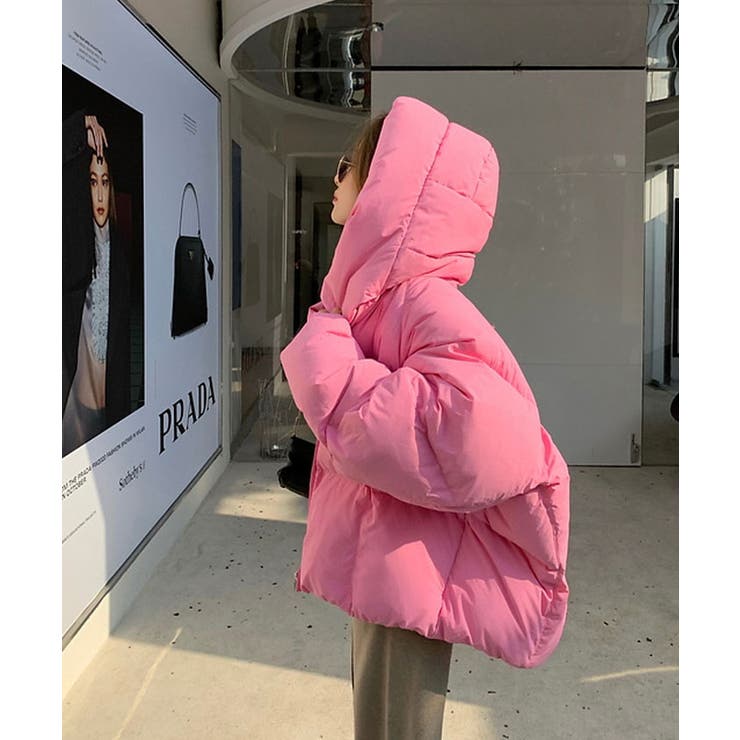 厚めに入った中綿とショート丈感でトレンディに演出されるフード付き