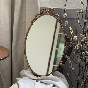 真鍮のリボン飾りが可愛いオーバルミラー（65x38.5cm） イギリス