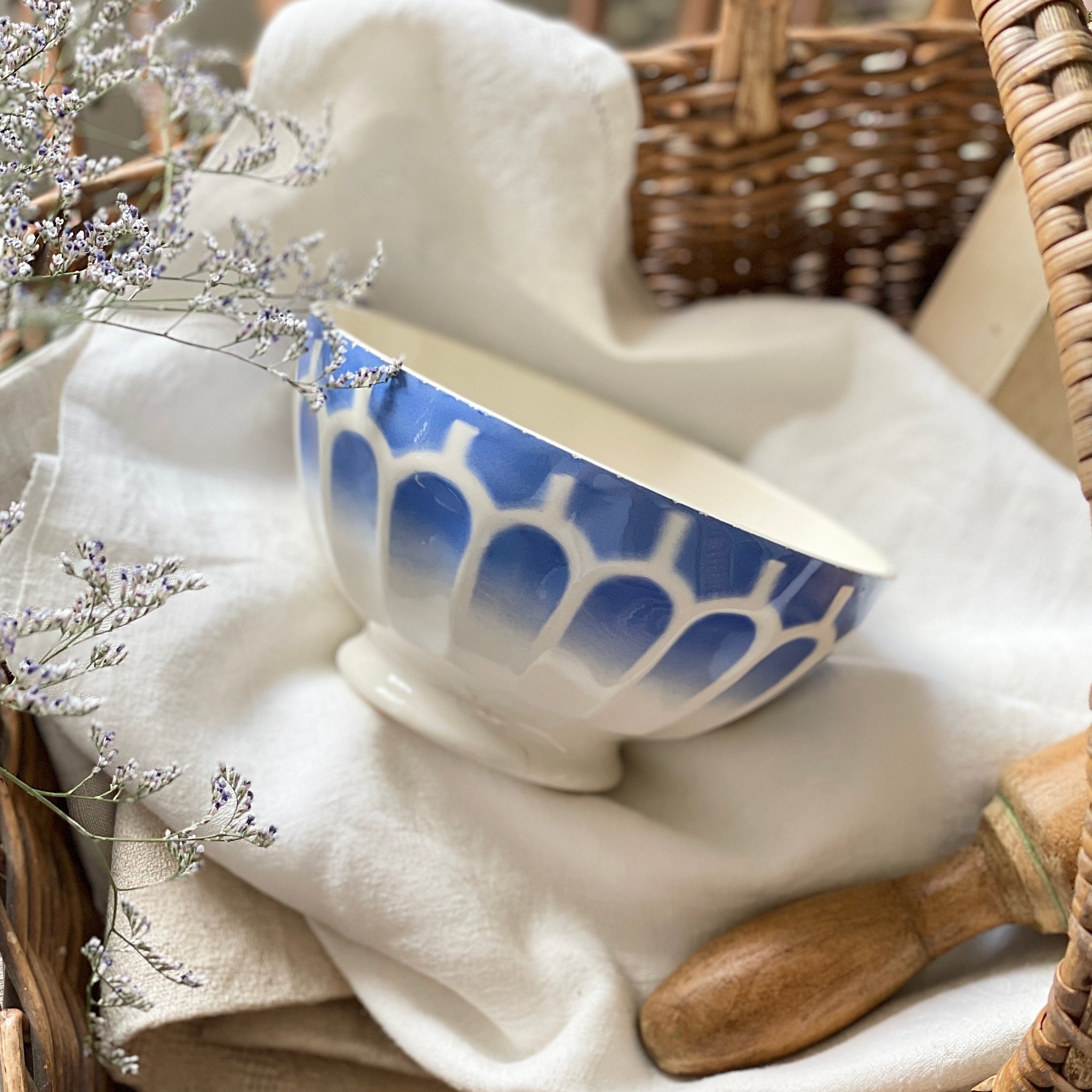 リュネビル窯ブルーのウロコ柄カフェオレボウル（直径15.5cm